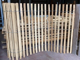 Clôture en acacia échalas 30x30 mm sciés, non pointés - écart: 3,5 cm