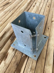 [QU-52-001] Support 100 x 100 mm pour poteau carré (avec boulons de serrage) à fixer, galvanisé à chaud